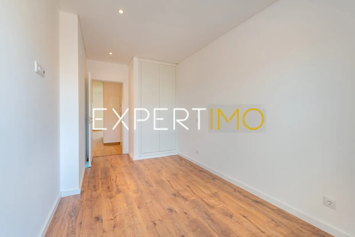 Quarto - Apartamento T3 NOVO com garagem, arrecadação e piscina (13)