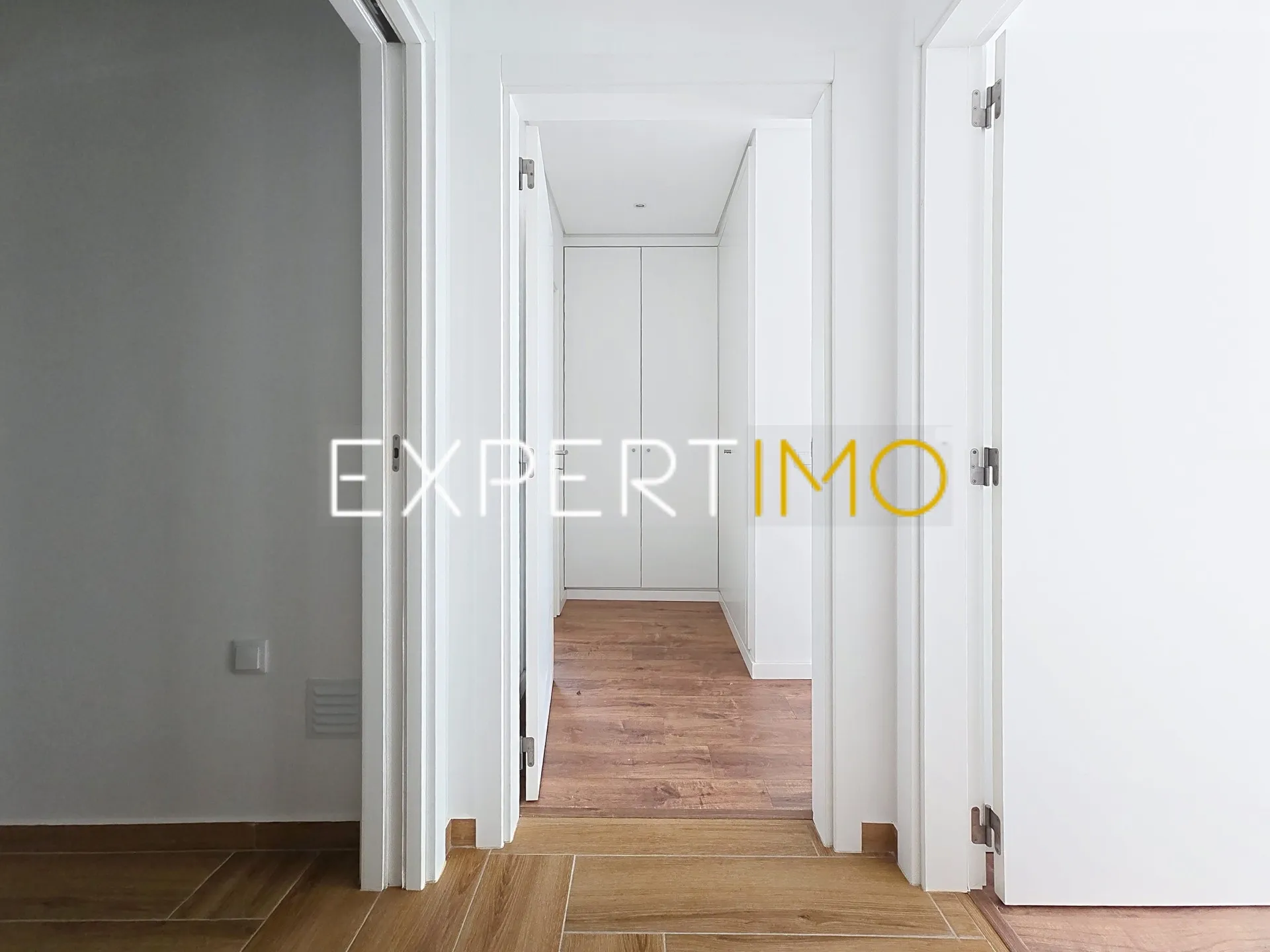 Corredor - Apartamento T3 NOVO com garagem, arrecadação e piscina (17)