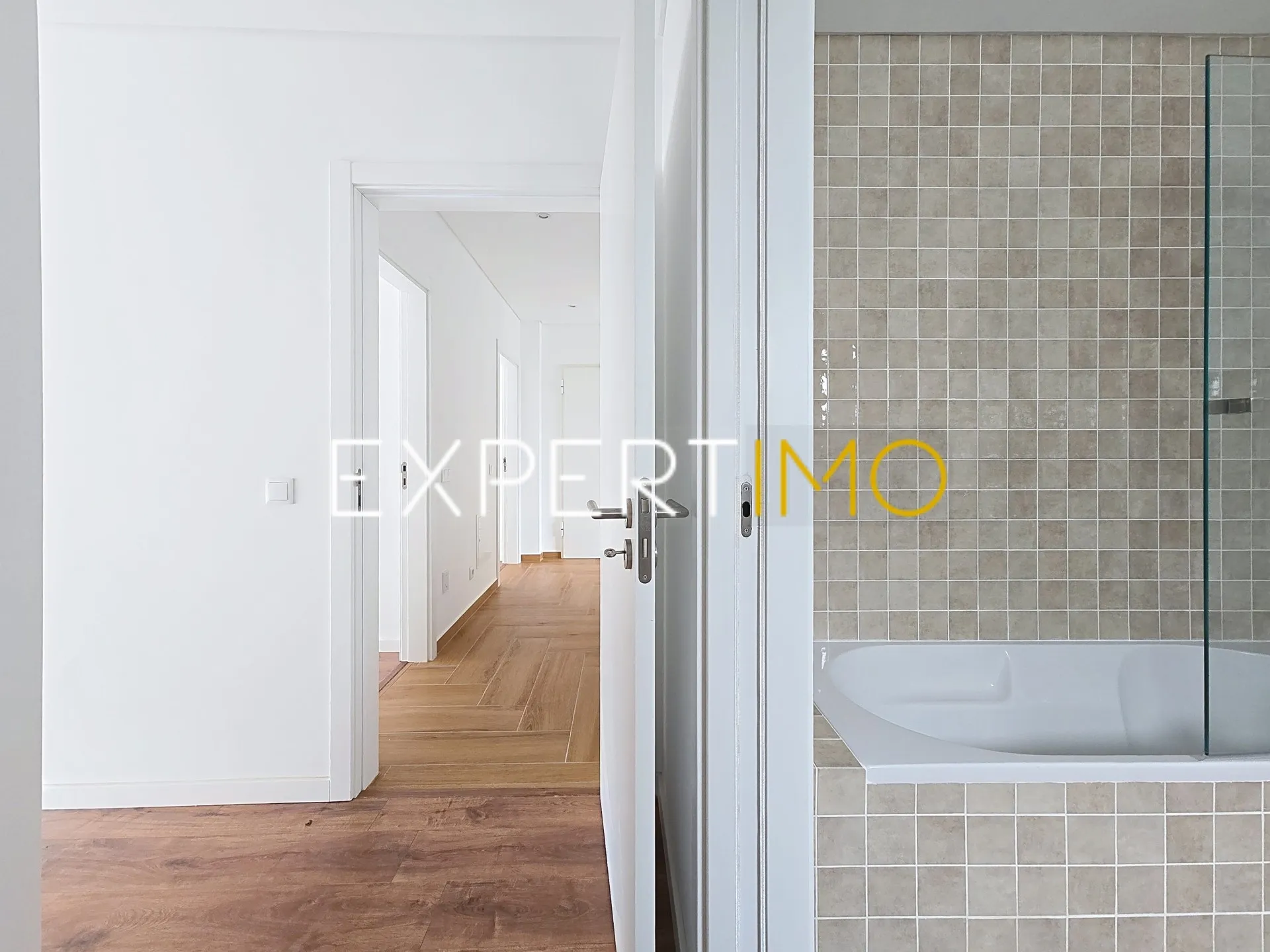 Corredor - Apartamento T3 NOVO com garagem, arrecadação e piscina (21)