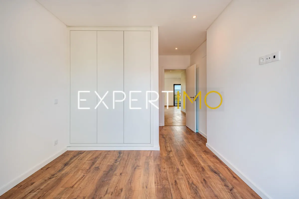 Quarto - Apartamento T3 NOVO com garagem, arrecadação e piscina (8)