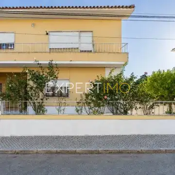 Apartamento T2 com Quintal Partilhado e Garagem de 30,50 m² - 1